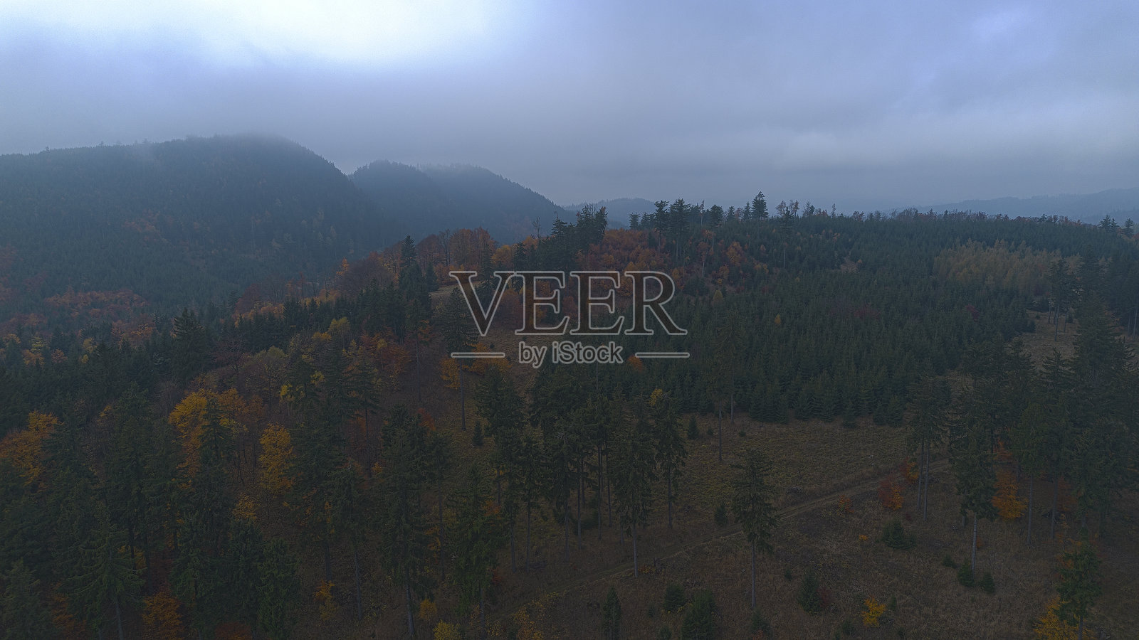 秋天的山脉,从高空俯瞰秋季的山景。无人机视角。照片摄影图片