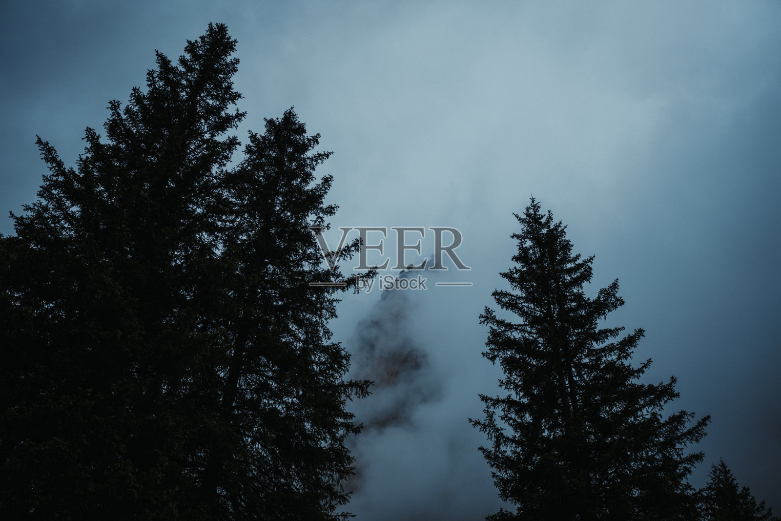 意大利多洛米蒂山脉的恶劣天气景观照片摄影图片