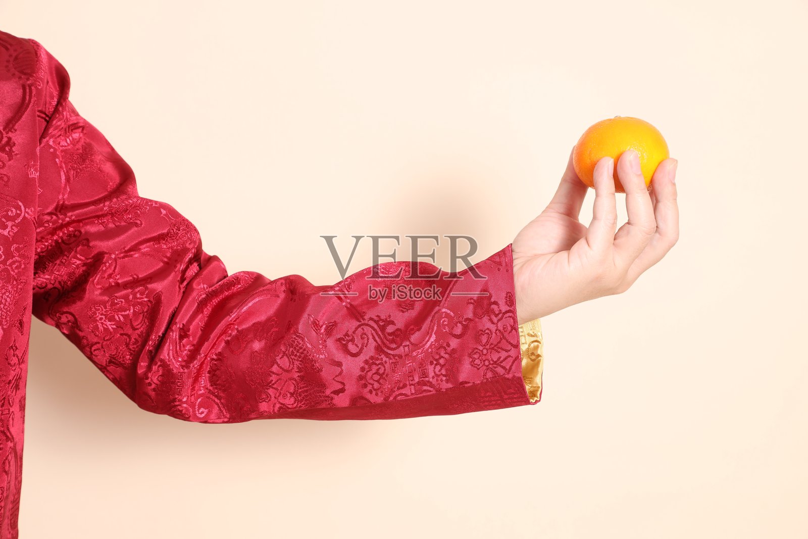 手握橘子或橙子照片摄影图片