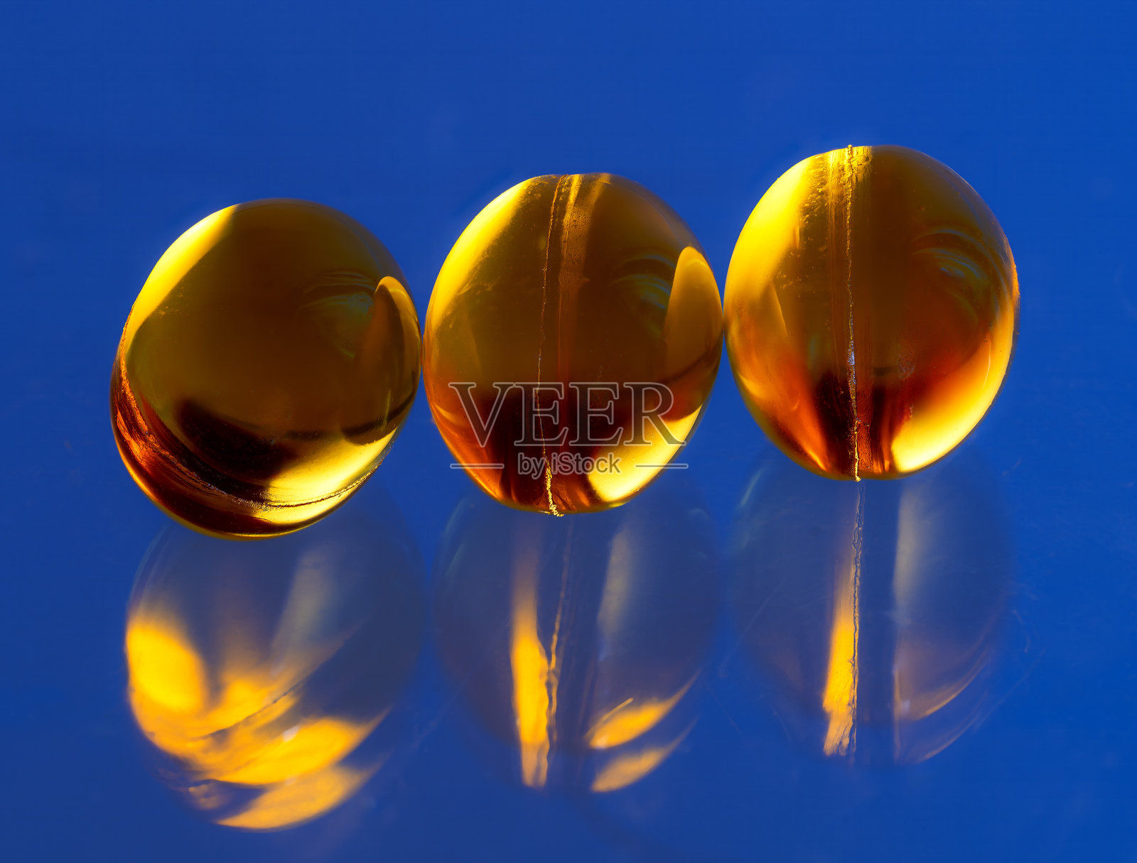 Omega 3 鱼油胶囊照片摄影图片