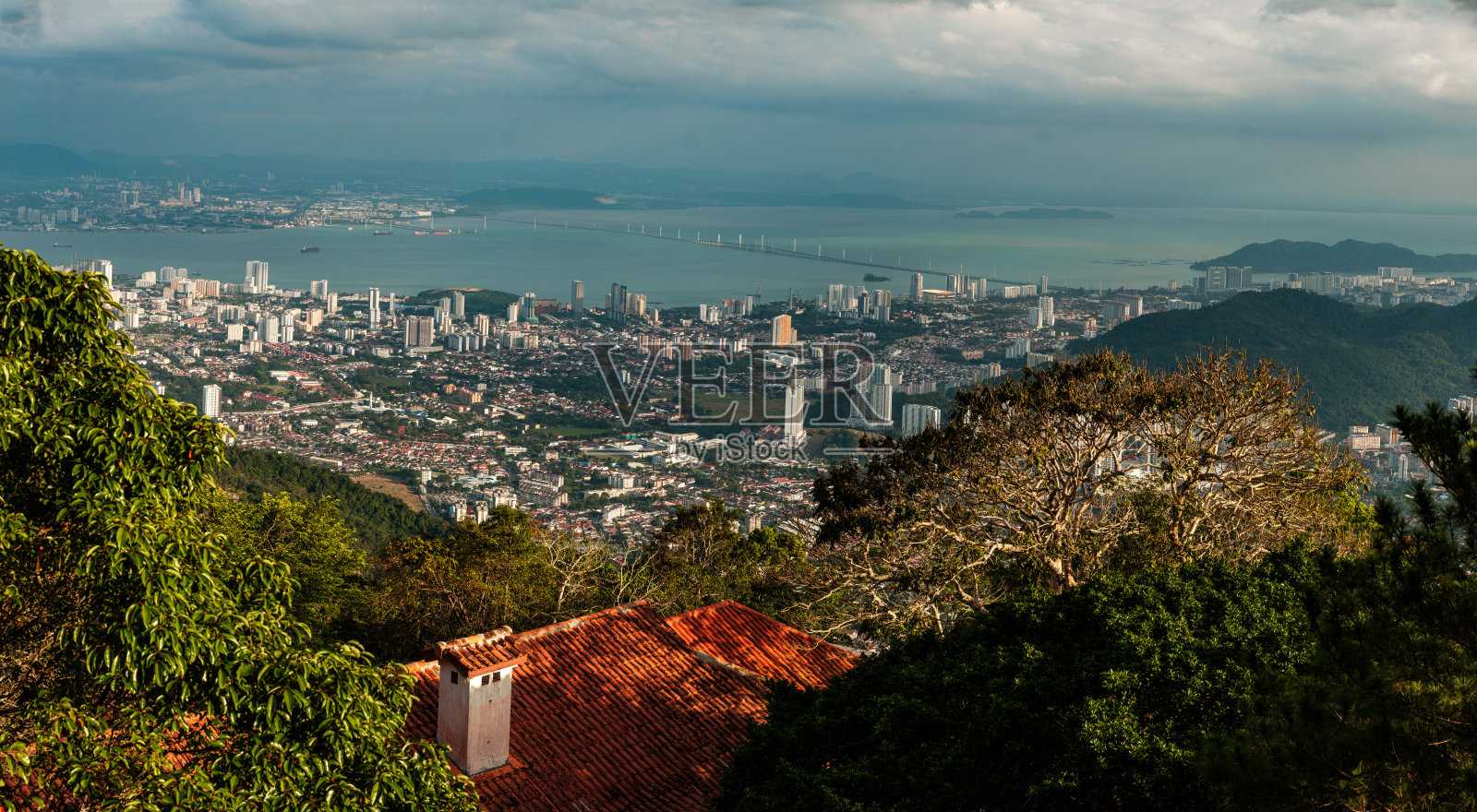 前景中有红色屋顶房子的城市景观,槟城山俯瞰乔治市,马来西亚照片摄影图片