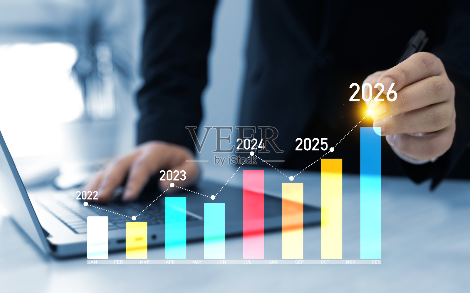 2026年的发展商业计划。商人在虚拟屏幕上选择2026。公司2026年的商业计划。2026年实现商业成功和成就的发展。照片摄影图片