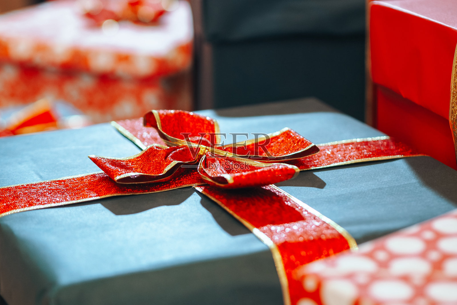 精美包装的红色和绿色圣诞礼物特写。照片摄影图片