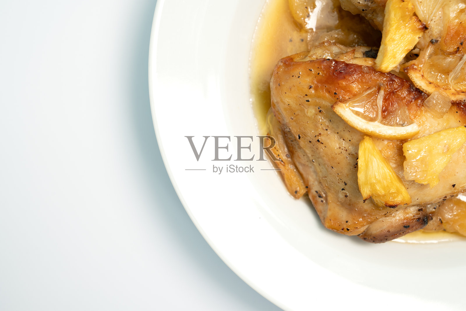 特写,白色背景上的烤鸡腿配菠萝,俯视图照片摄影图片