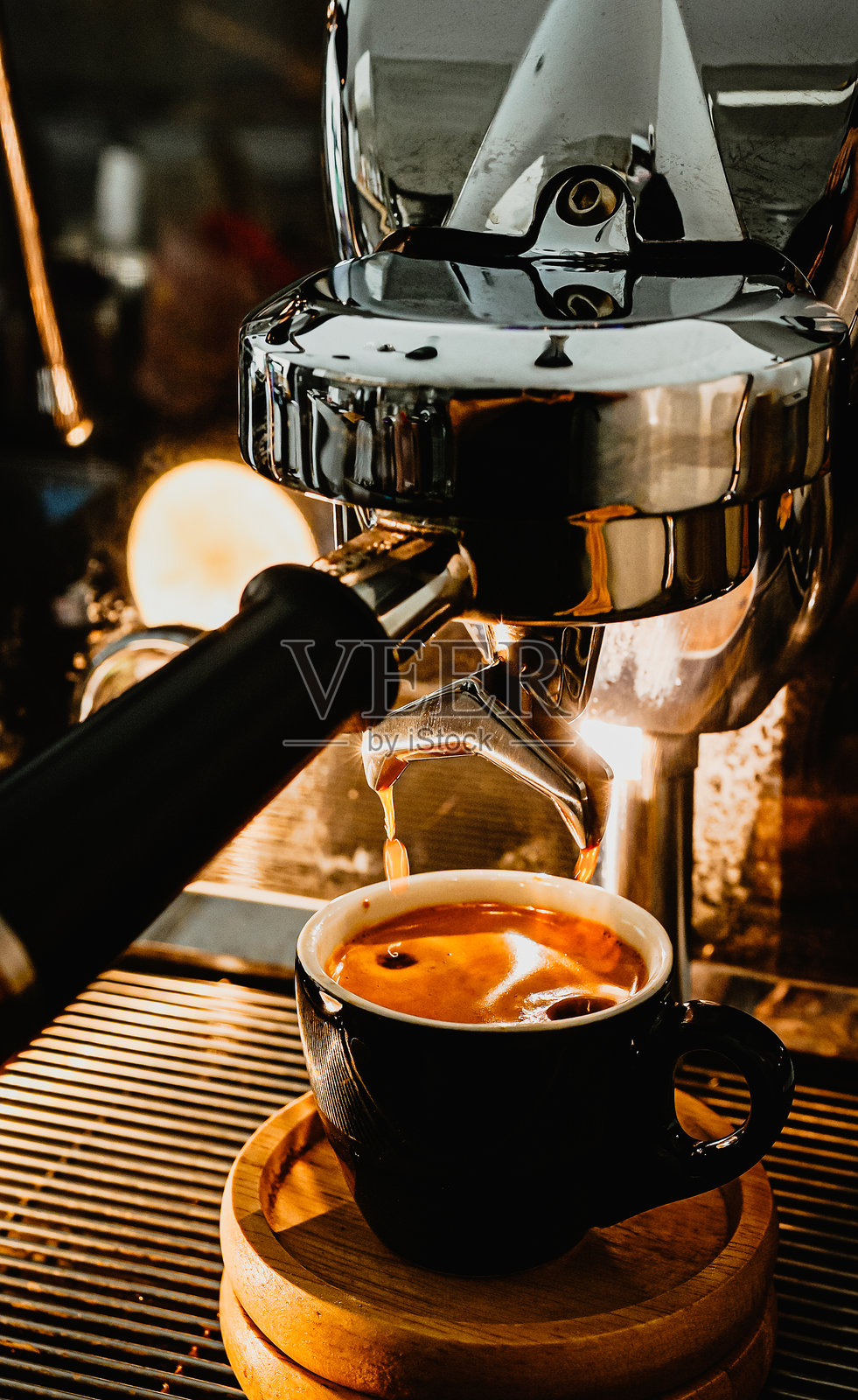 咖啡馆中咖啡机正在倒出浓缩咖啡,正在从机器中冲泡浓缩咖啡照片摄影图片