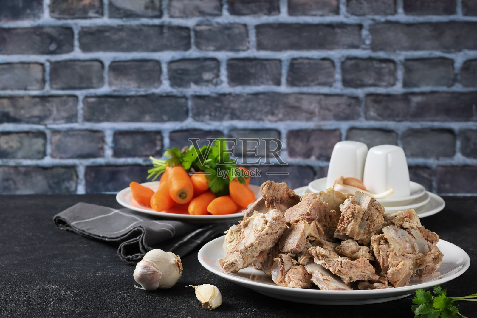 煮汤后剩下的猪骨和牛骨带肉照片摄影图片