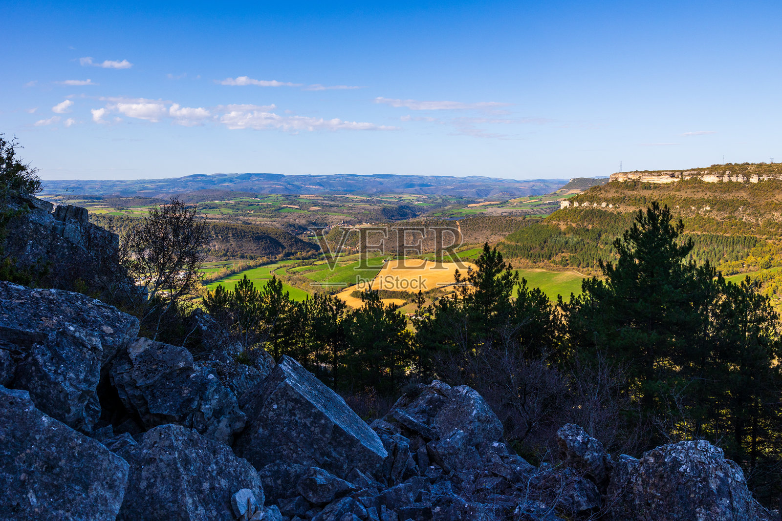 从罗克福特-苏尔-苏尔松的孔巴卢俯瞰周围高原的风景照片摄影图片