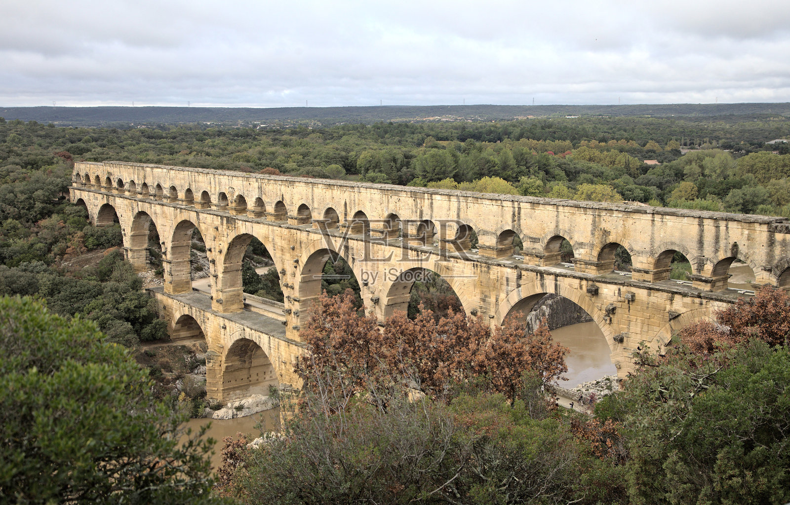 探索法国南部壮观的加尔桥水道桥照片摄影图片