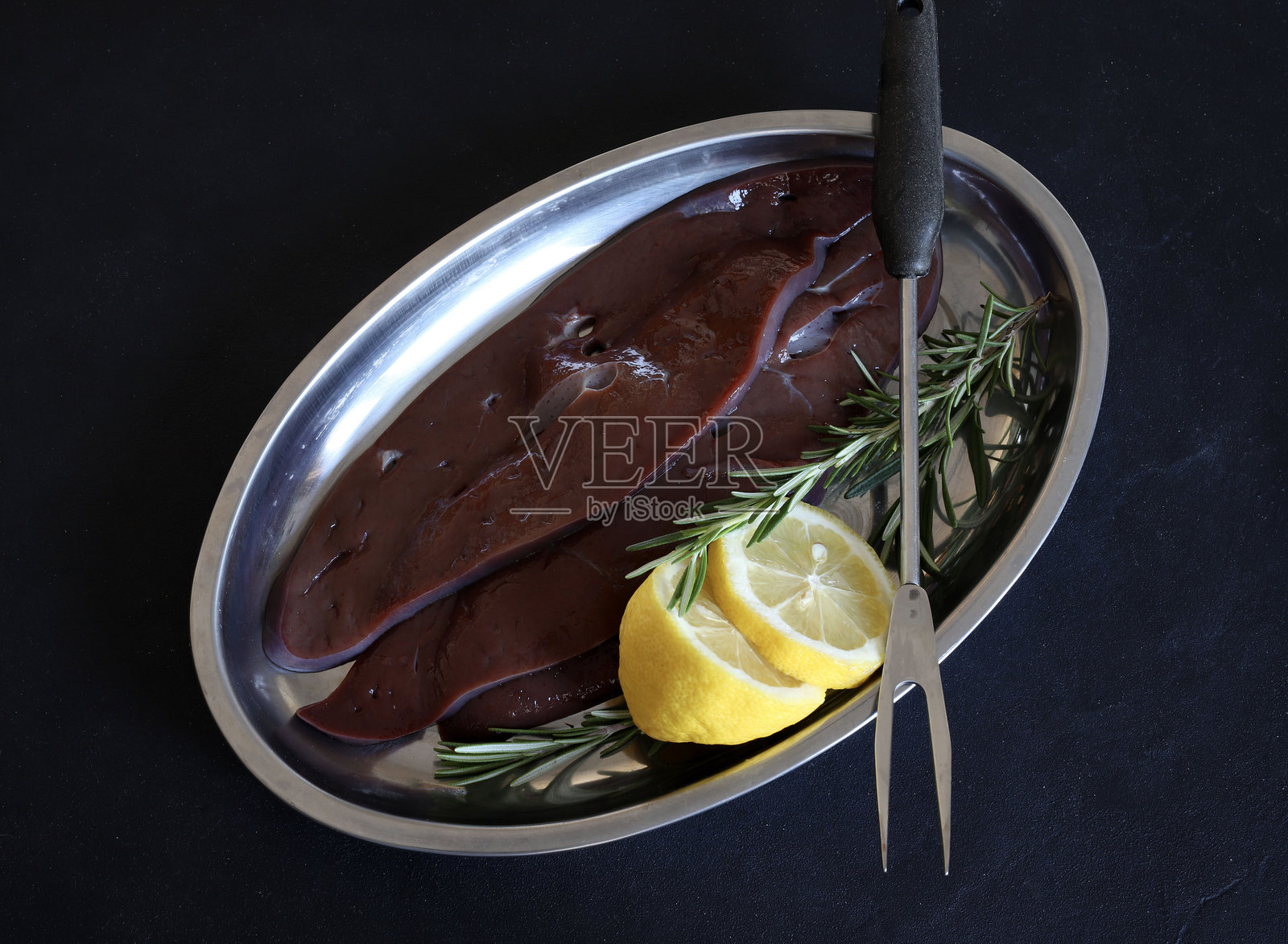 生肝、柠檬和香草。照片摄影图片