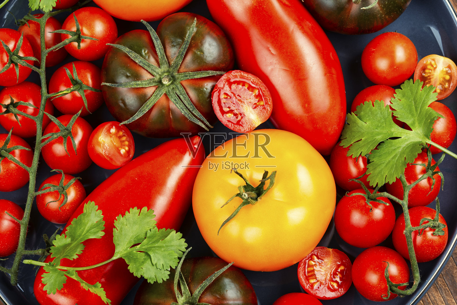 各种新鲜番茄。照片摄影图片