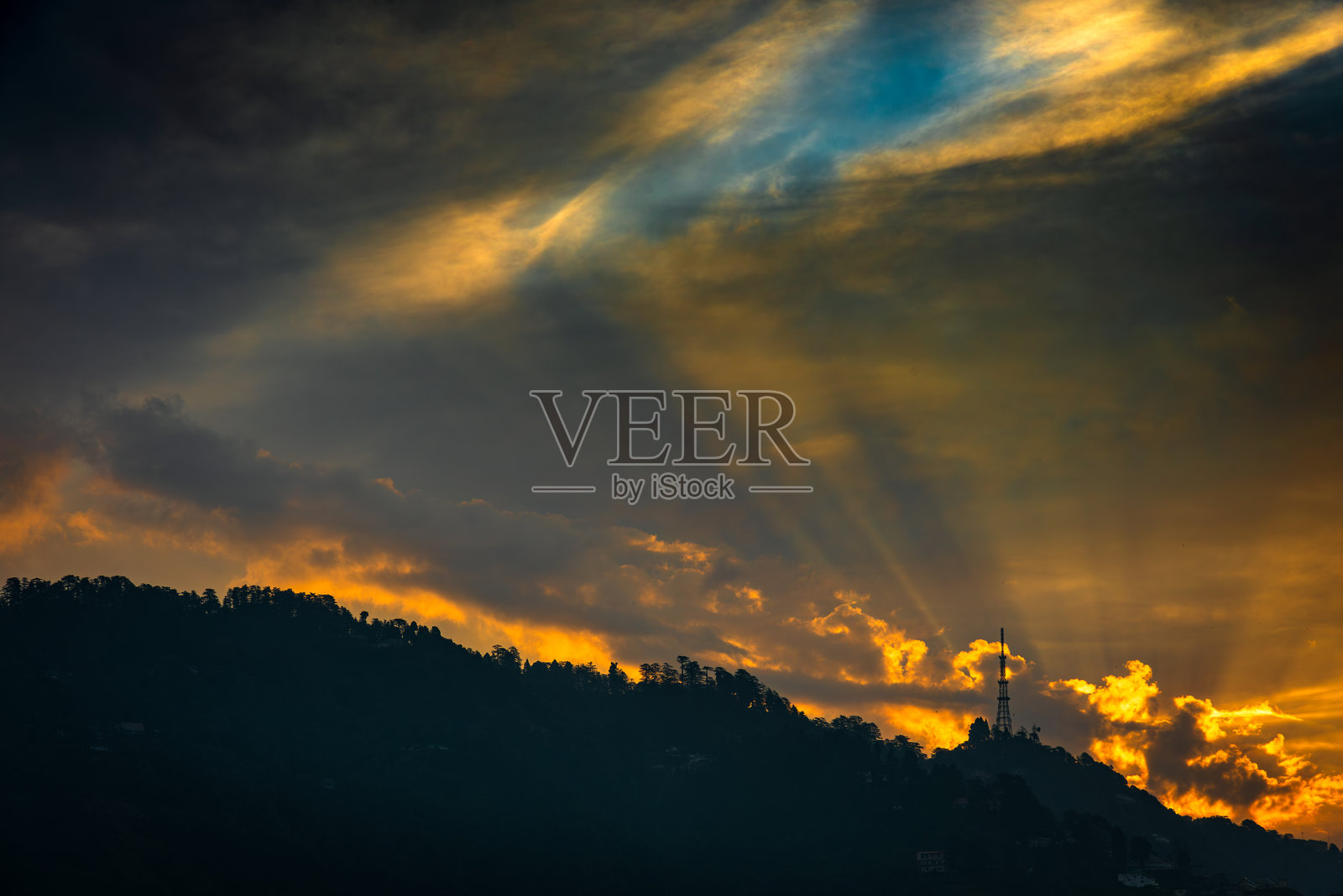 印度乌塔拉坎德山脉上的日落照片摄影图片