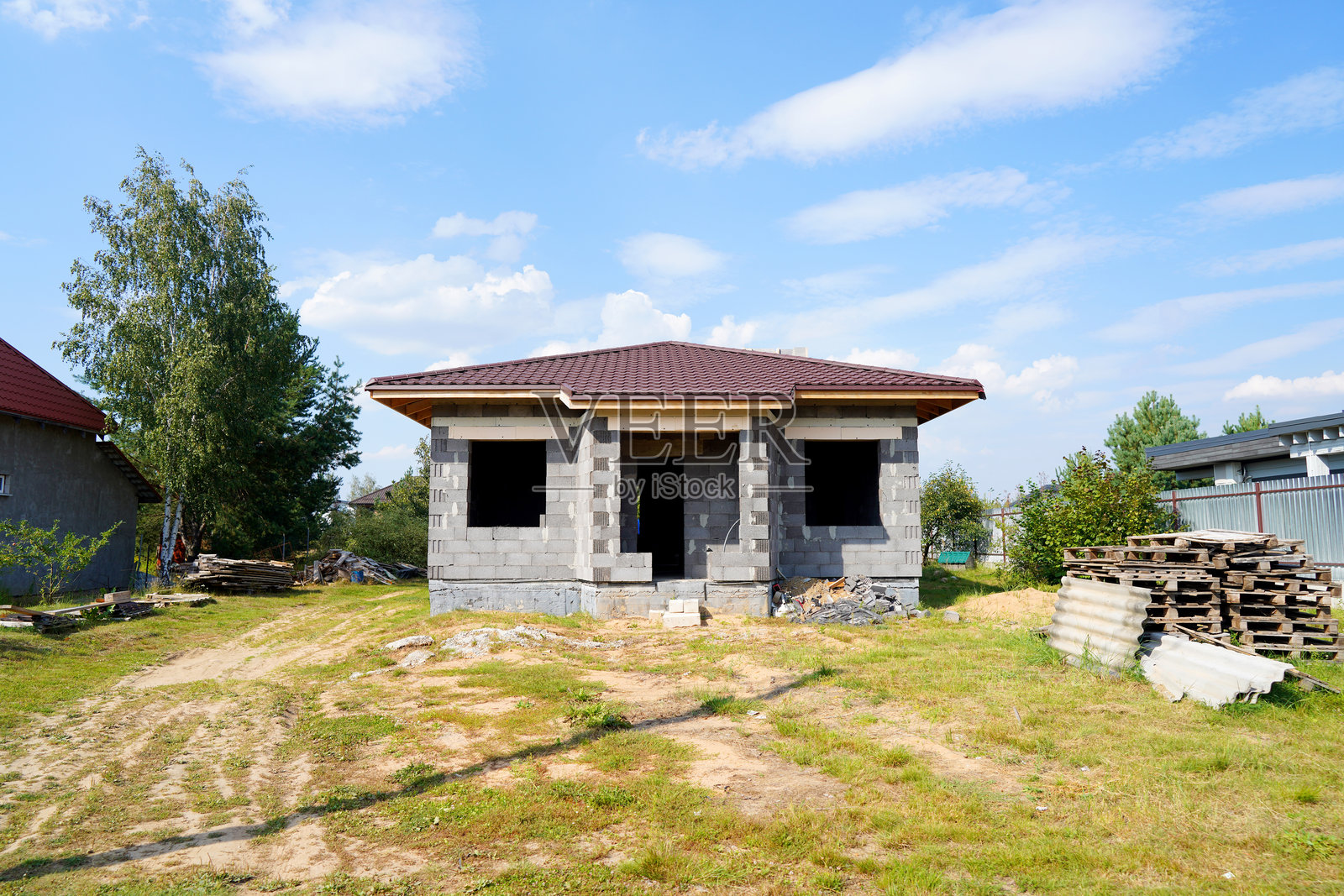 郊区房屋建设。乡村房屋、小屋、别墅。城市外的家。照片摄影图片