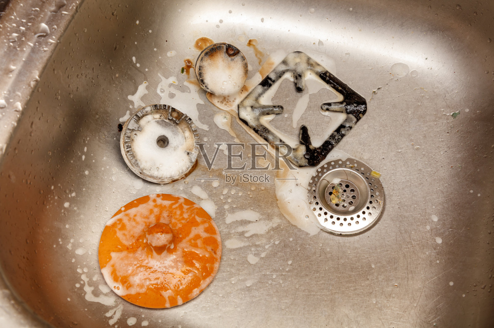 一个脏水槽上放着一个脏橙子照片摄影图片