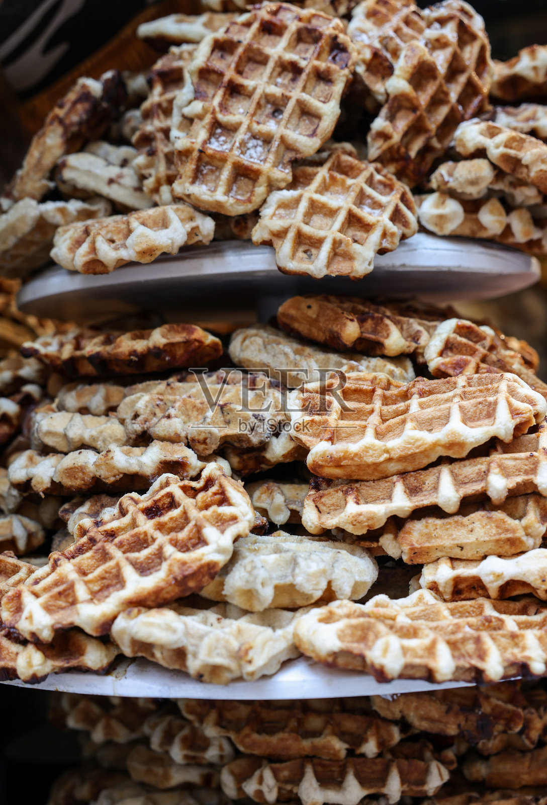 一堆撒上糖粉的华夫饼照片摄影图片