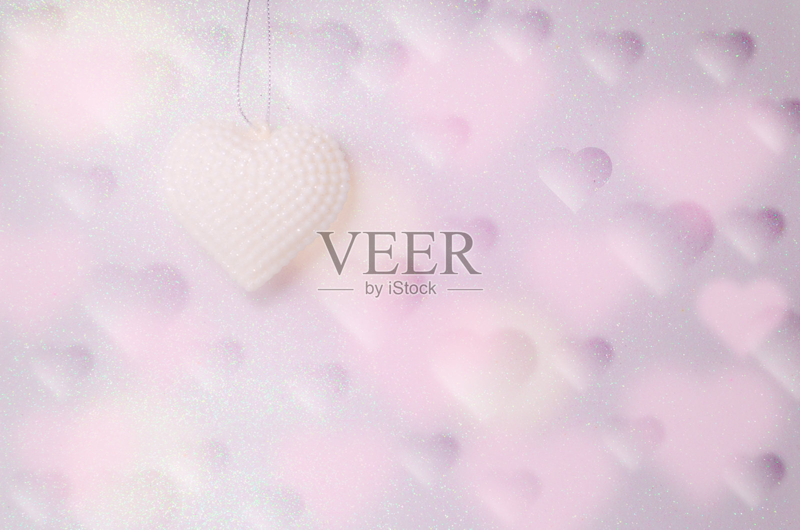 白色、粉色和紫色心形情人节卡片照片摄影图片