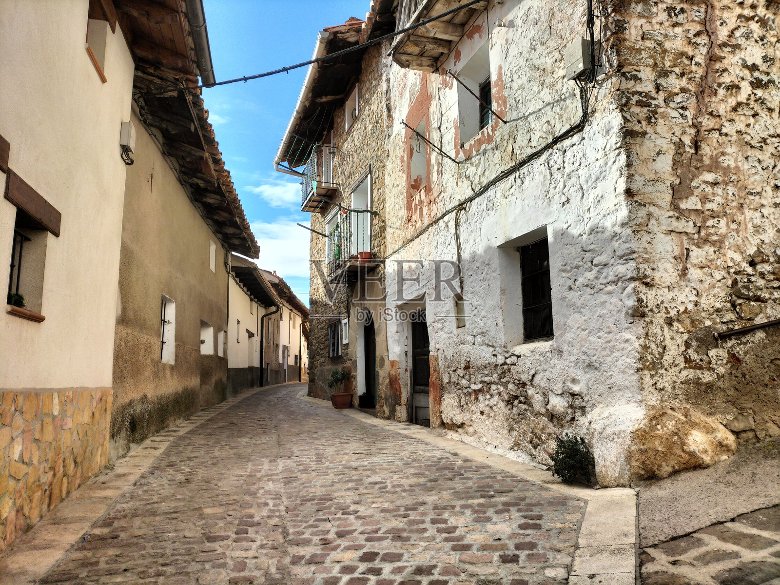 特鲁埃尔省利纳雷斯·德·莫拉镇的街道在部分多云的日子里照片摄影图片