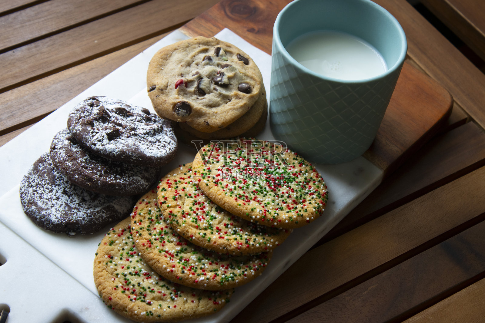 圣诞节的牛奶和饼干照片摄影图片