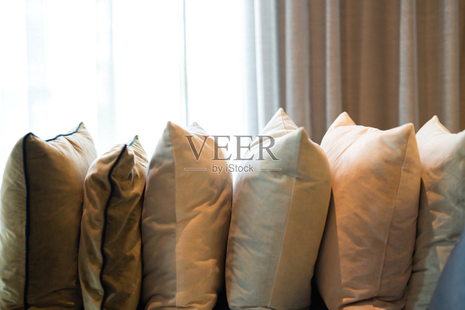 现代设计的沙发,沙发上的时尚彩色靠垫和垫子,客厅中的沙发照片摄影图片