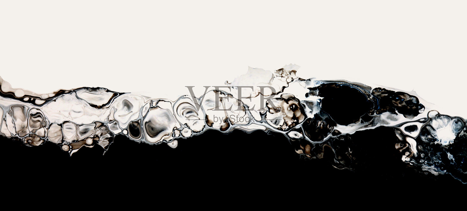 抽象流动丙烯和水彩细胞倾倒大理石斑点画。黑白色波浪水平纹理背景。照片摄影图片