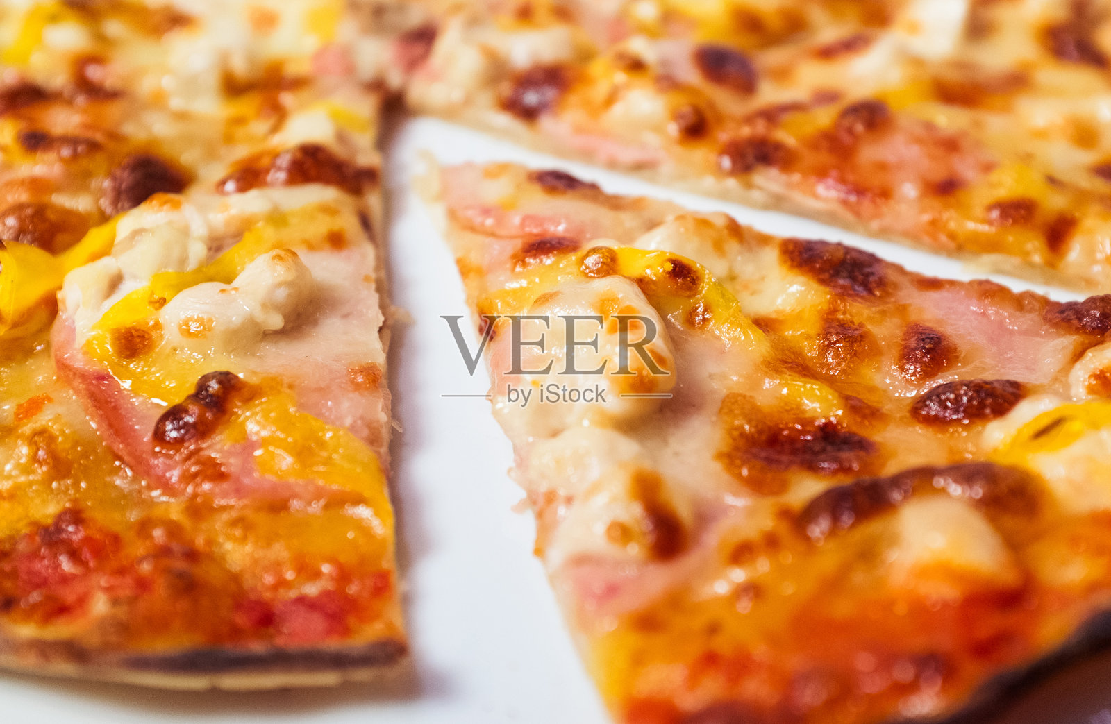 一片上面有火腿和奶酪的比萨饼照片摄影图片