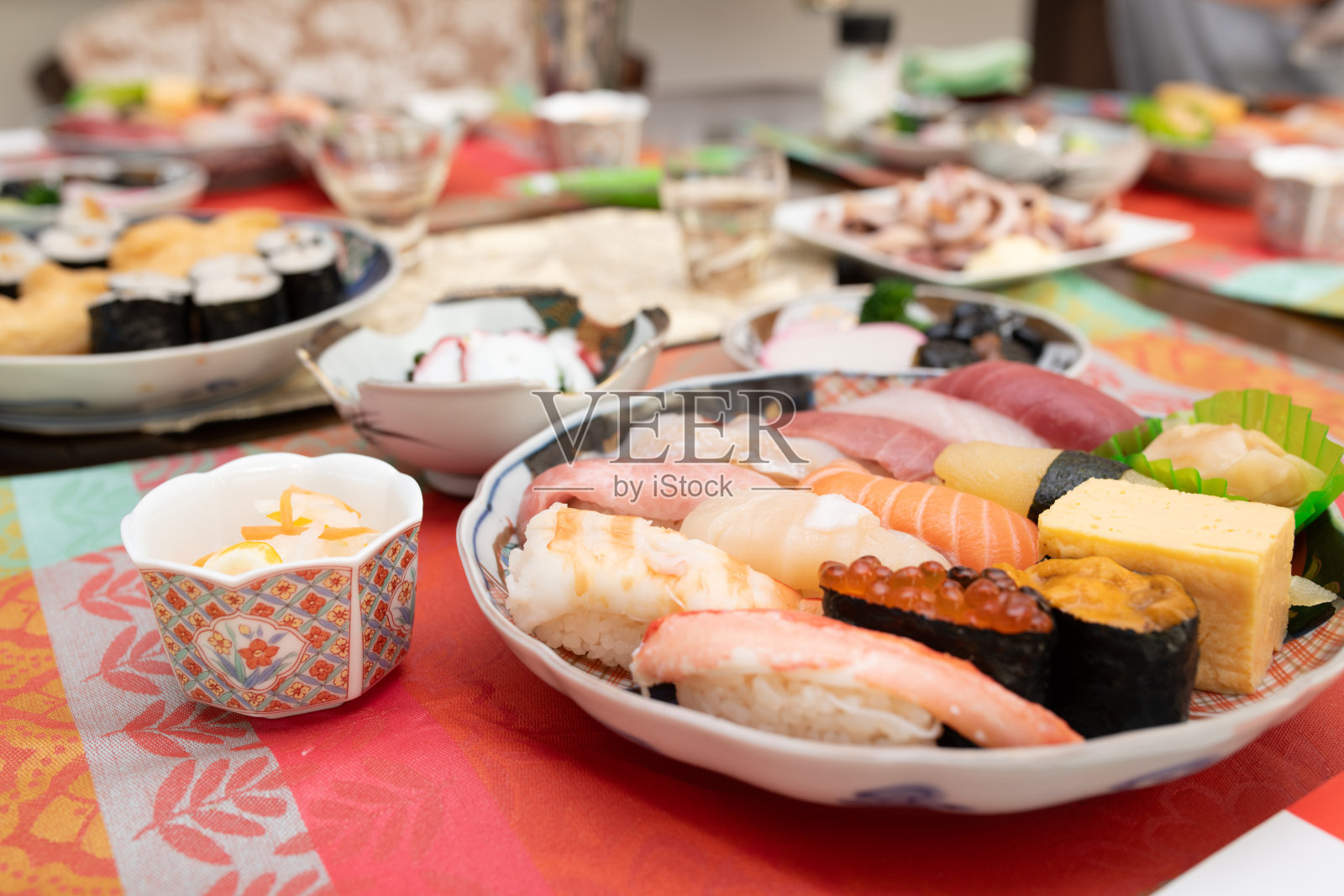 桌子上摆满了各种日本菜肴照片摄影图片