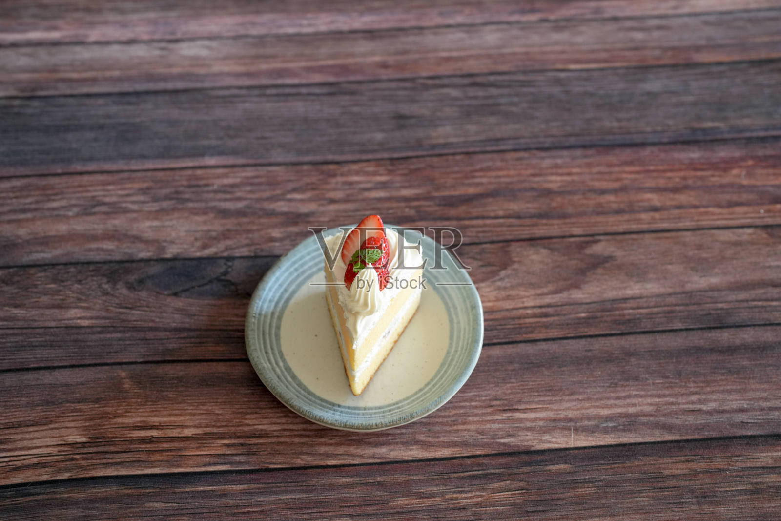 草莓短蛋糕放在木地板上照片摄影图片