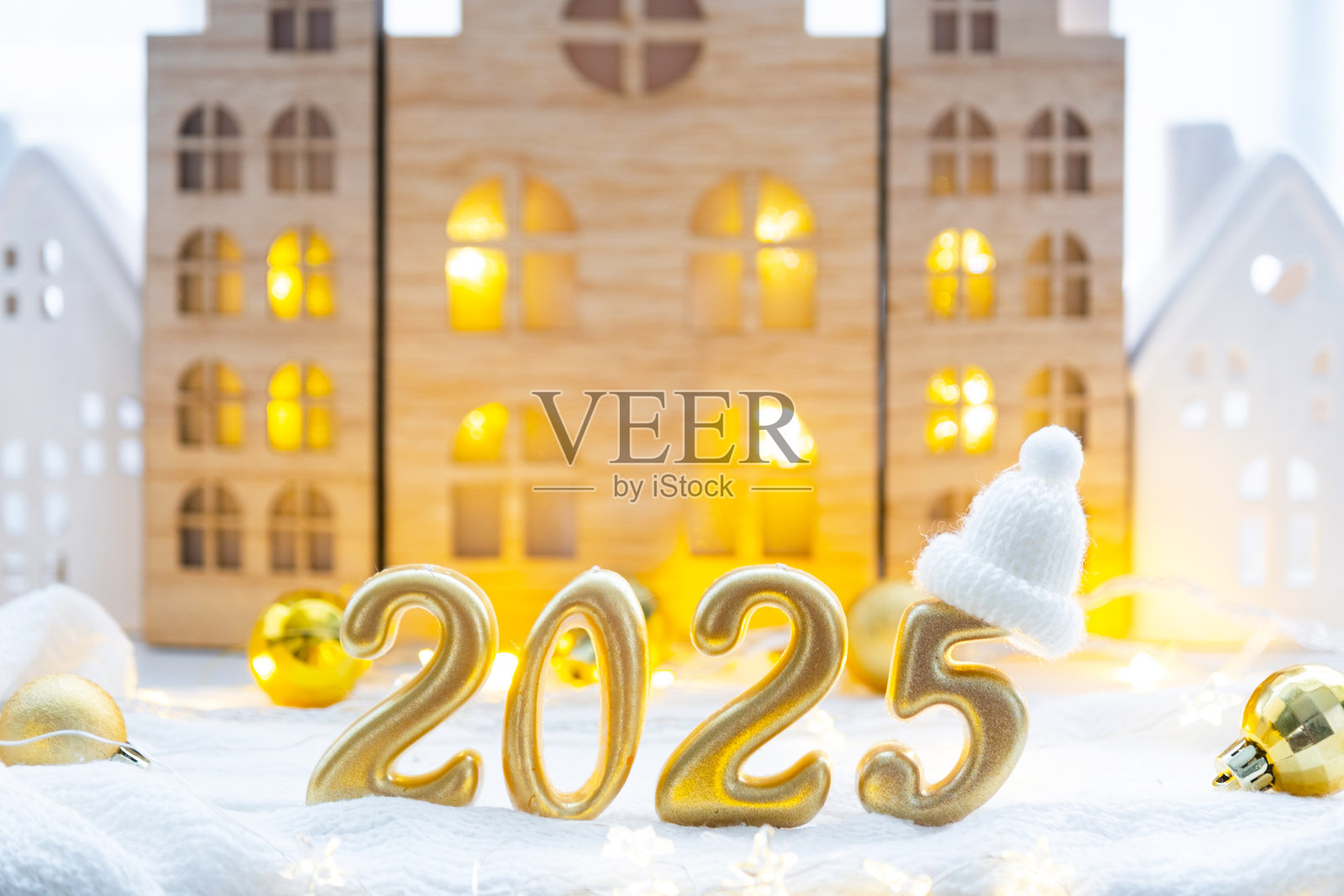 金色数字2025在温暖灯光和节日装饰的窗户背景前,窗户上装饰着星星、雪花和灯串。贺卡,祝您新年快乐,温馨的家。照片摄影图片