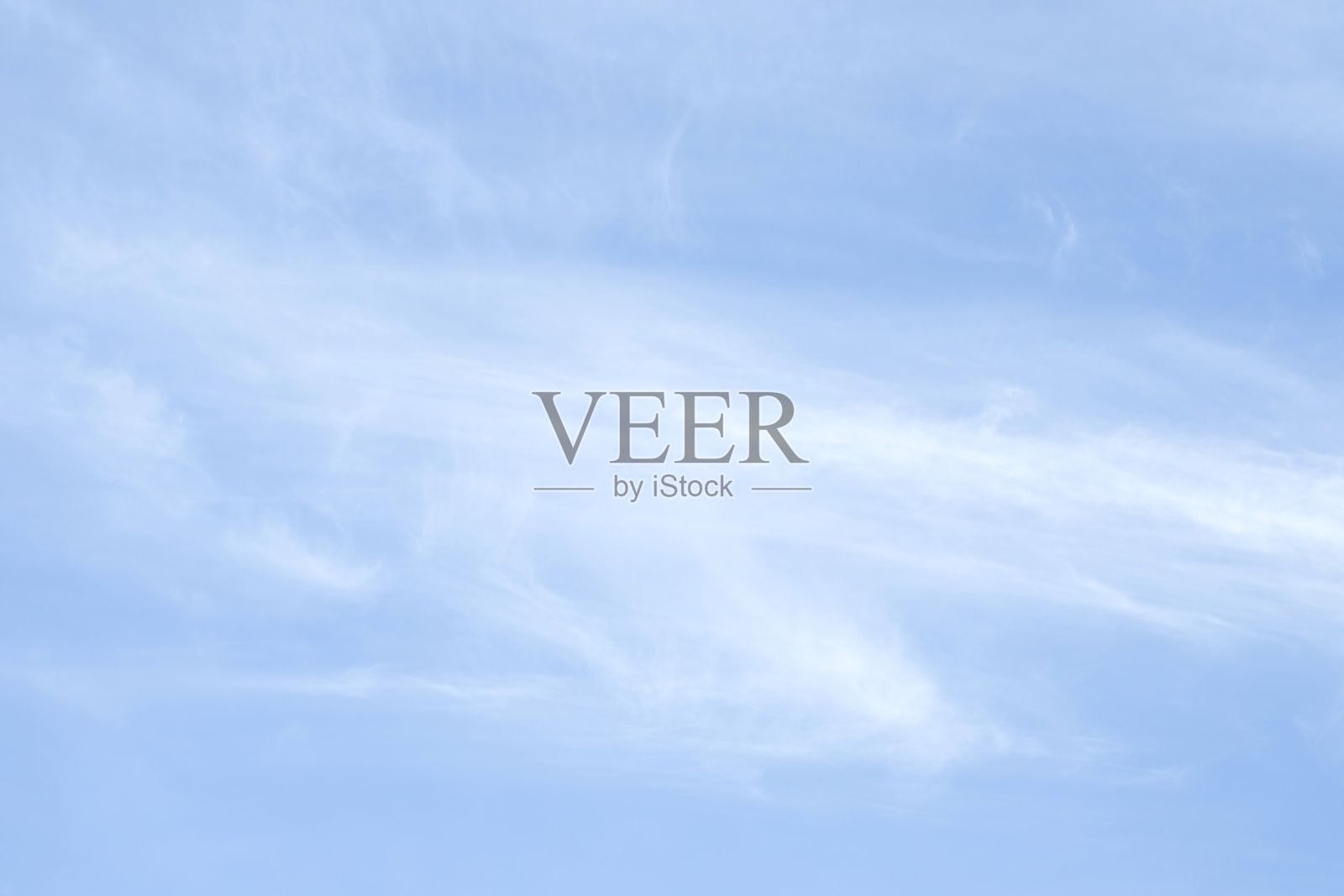 美丽的清澈蓝天背景,晨光照耀下有一朵小小的纯白云朵。留有文字空间。柔和的焦点。照片摄影图片