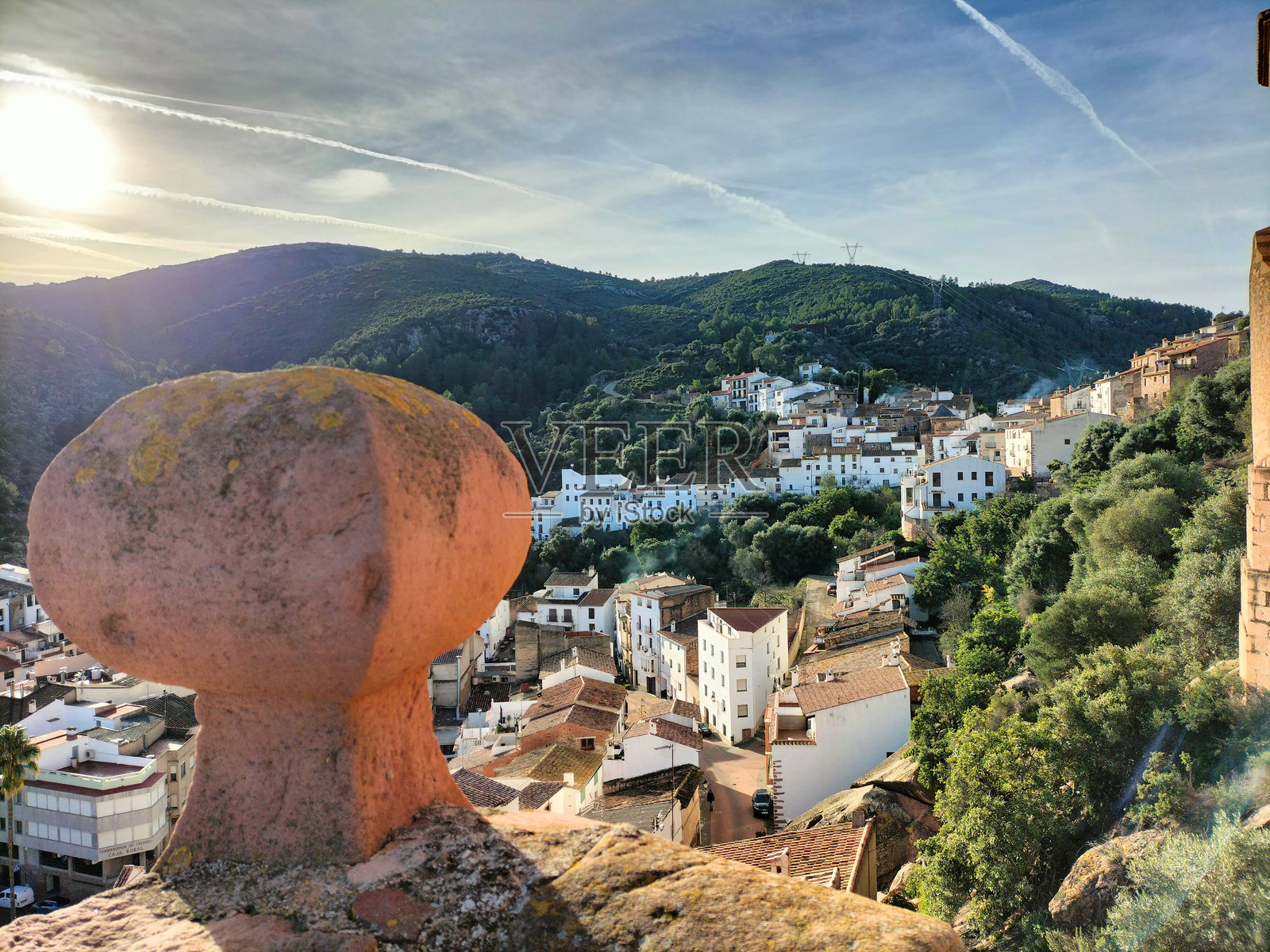 在阳光明媚的日子里,卡斯特利翁省维拉法梅斯镇的景观和风景照片摄影图片