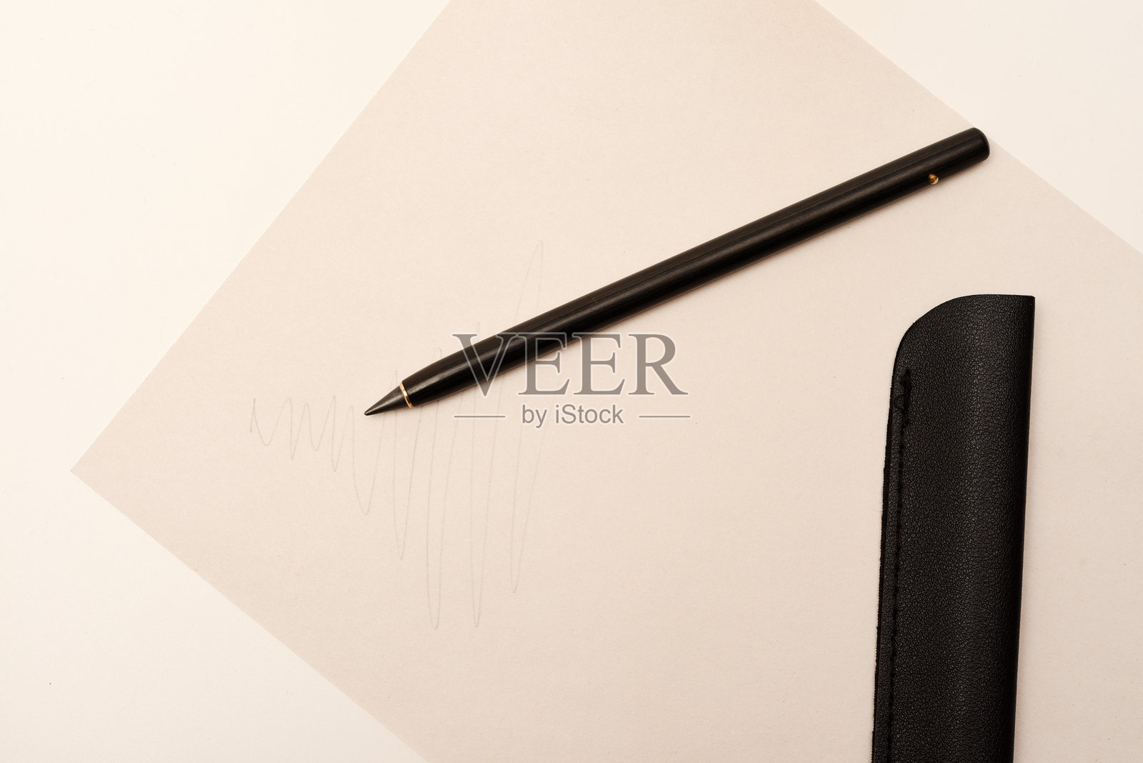 白色背景上的永恒铅笔。用于书写的铅笔。照片摄影图片