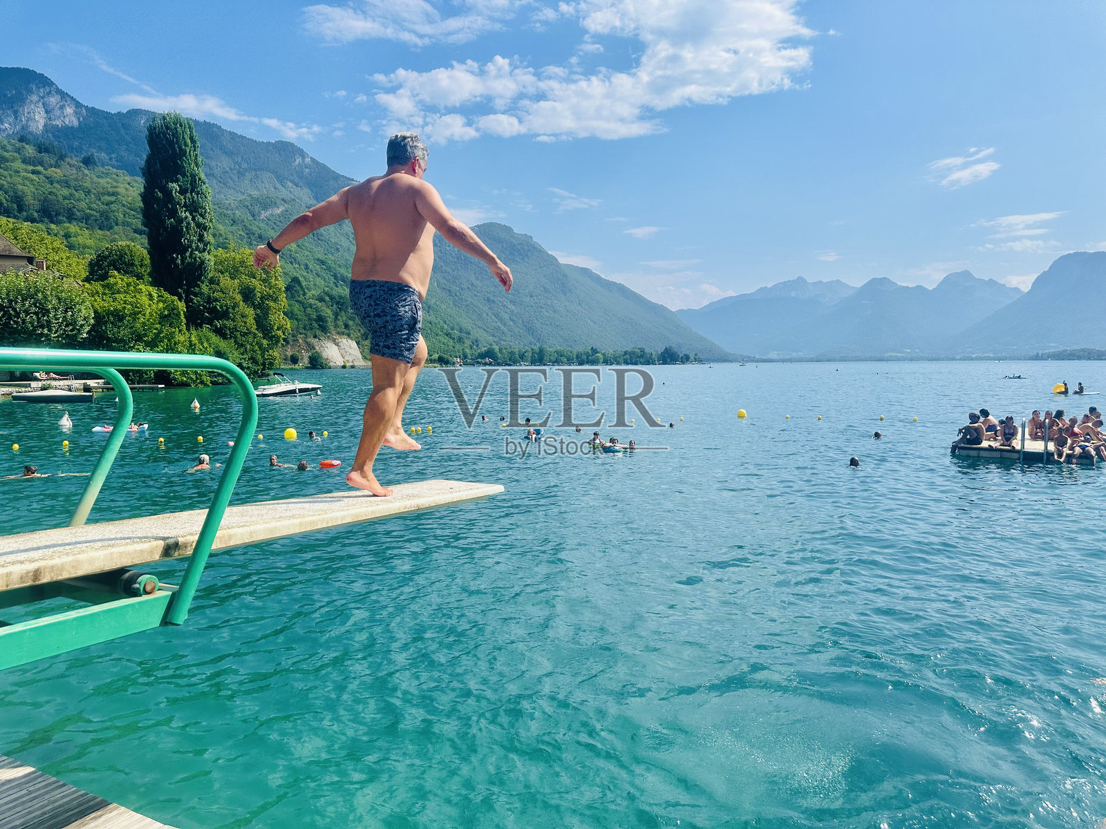 海中男子的背影照片摄影图片