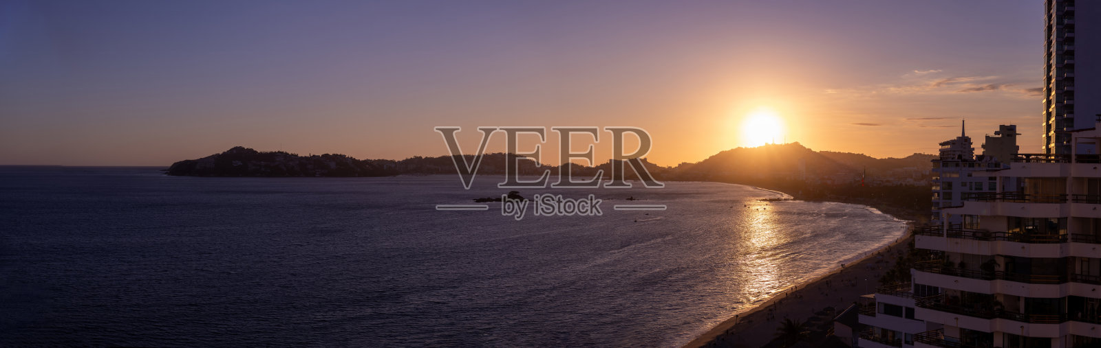 墨西哥,阿卡普尔科度假胜地的日落海滩和靠近黄金海滩区的美丽海洋景观照片摄影图片