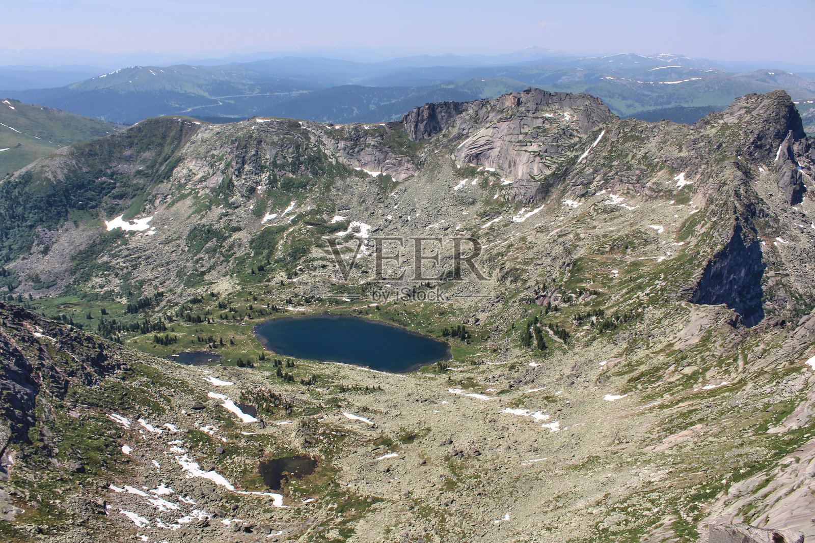高峰,山中的大理石湖。野生自然风光,夏季的山脉。照片摄影图片