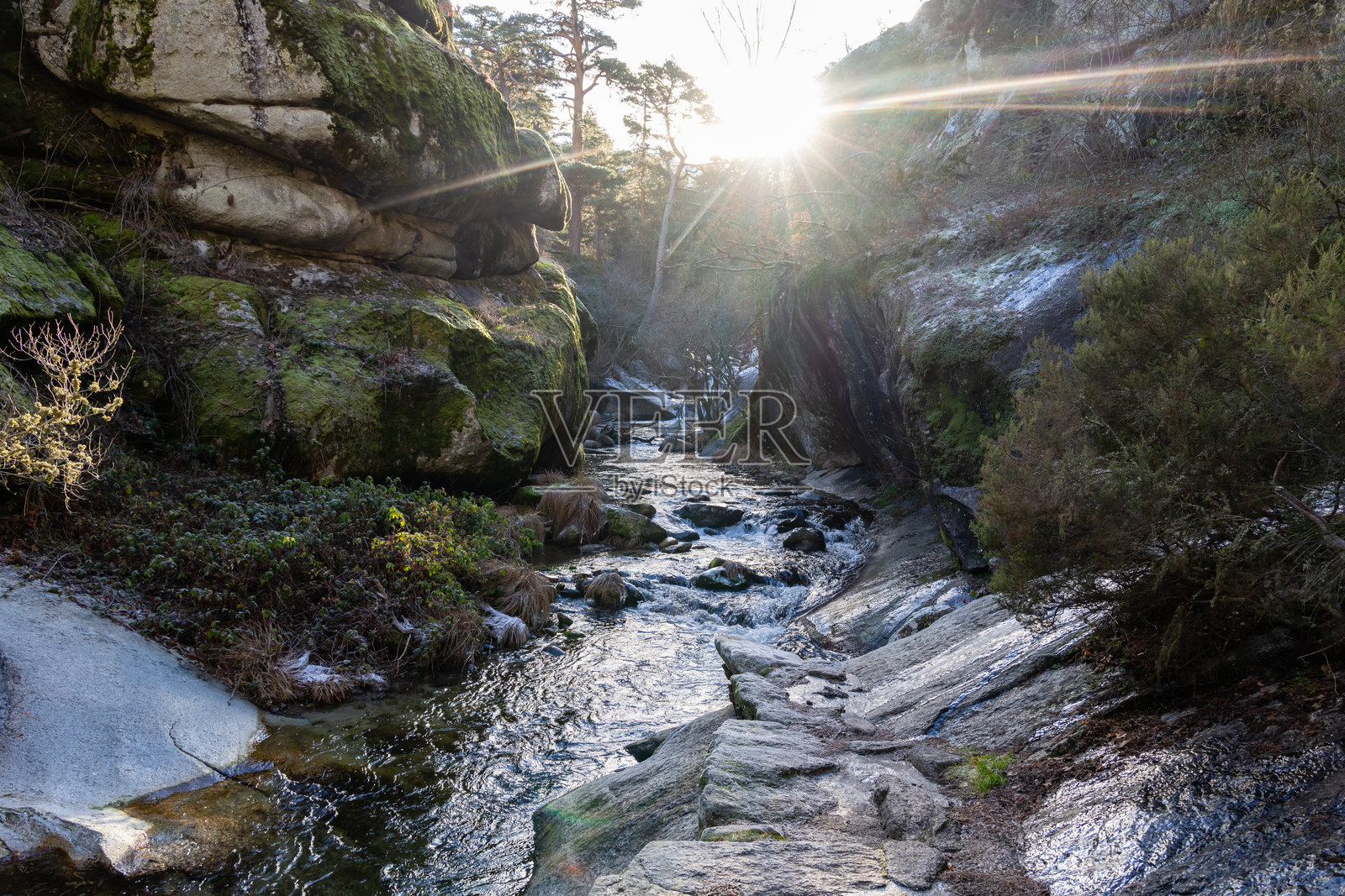 埃雷斯马河在塞哥维亚省的瓜达拉马山脉流经的河岸照片摄影图片