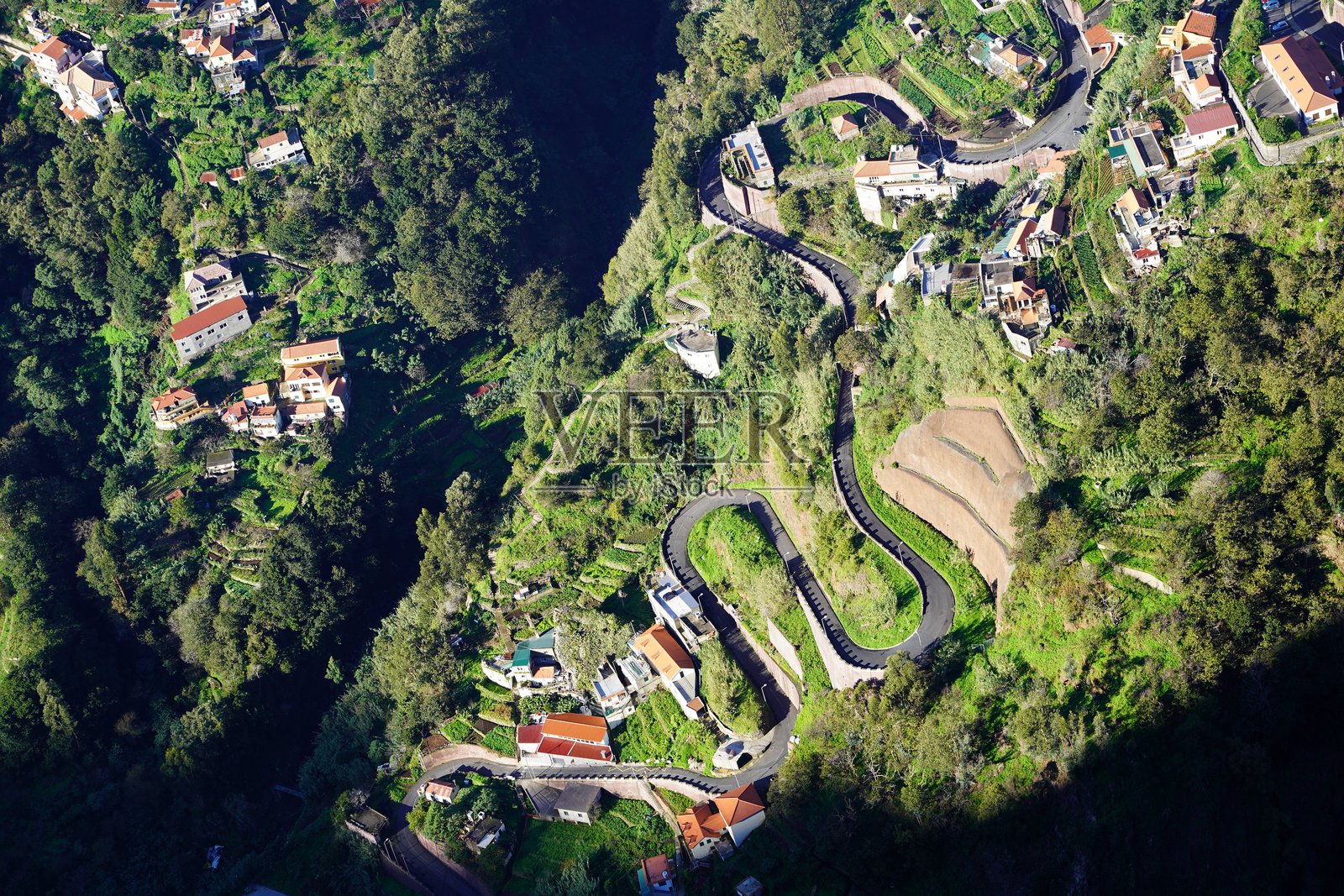 Eira do Serrado观景台位于1,095米的高度,提供了对Curral das Freiras市的全景,四周环绕着马德拉特有的绿色山脉的壮丽景色。照片摄影图片