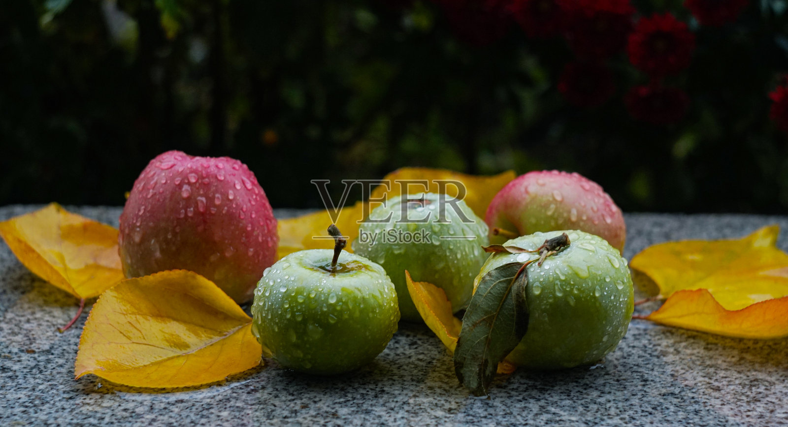 地面上的苹果上有水滴照片摄影图片