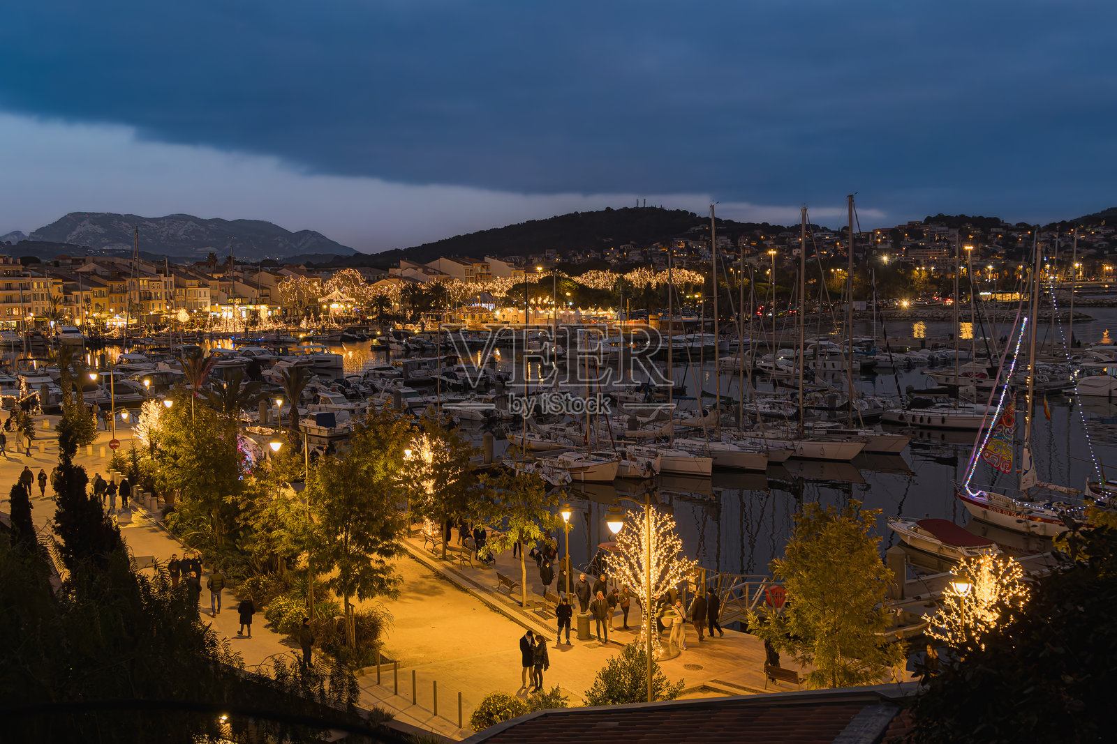 圣纳里港及其新年灯饰照片摄影图片