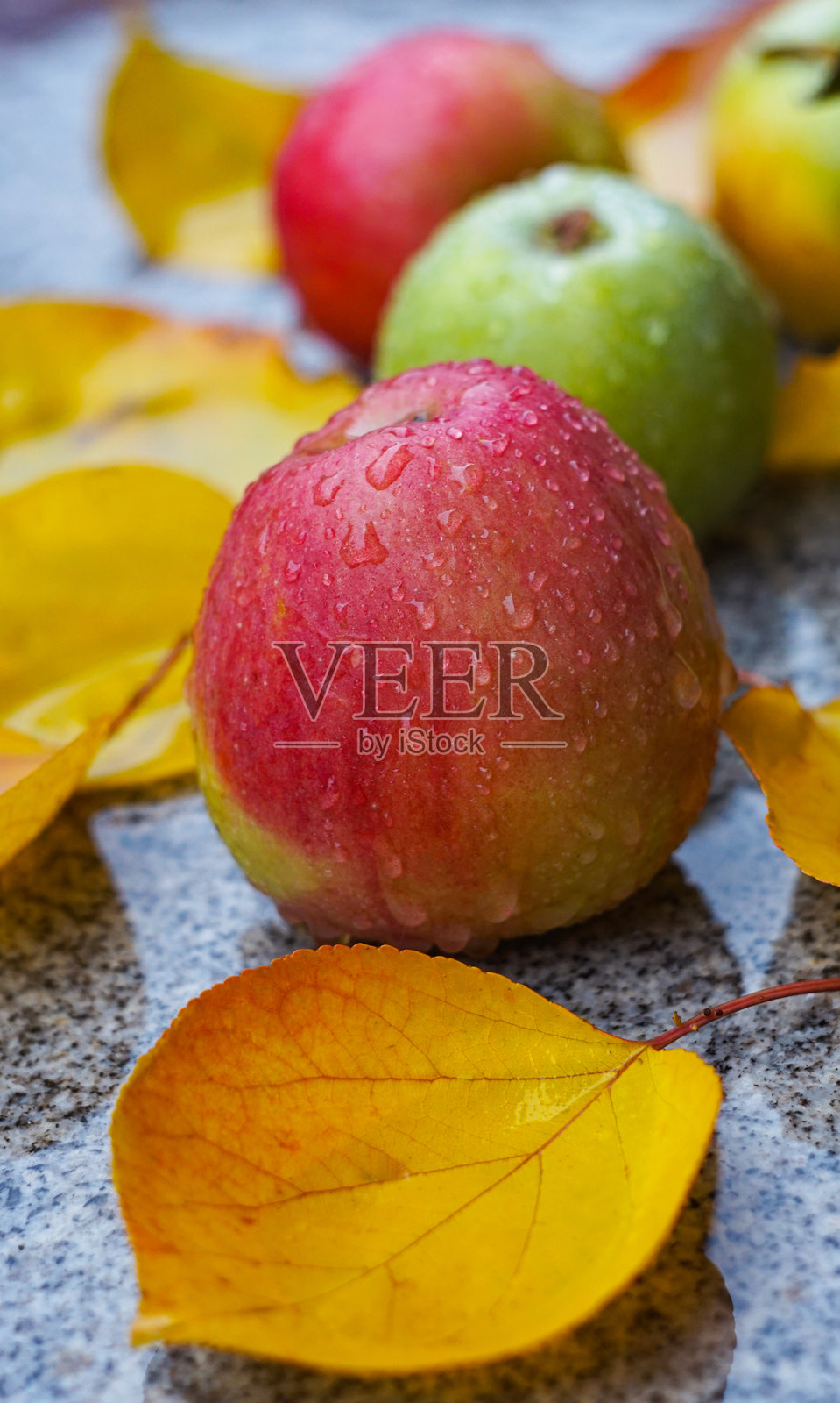 地面上的苹果上有水滴照片摄影图片