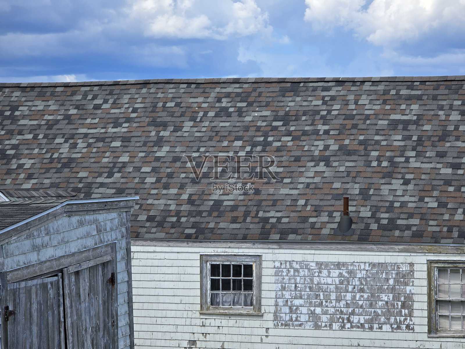 风化的瓦片屋顶照片摄影图片