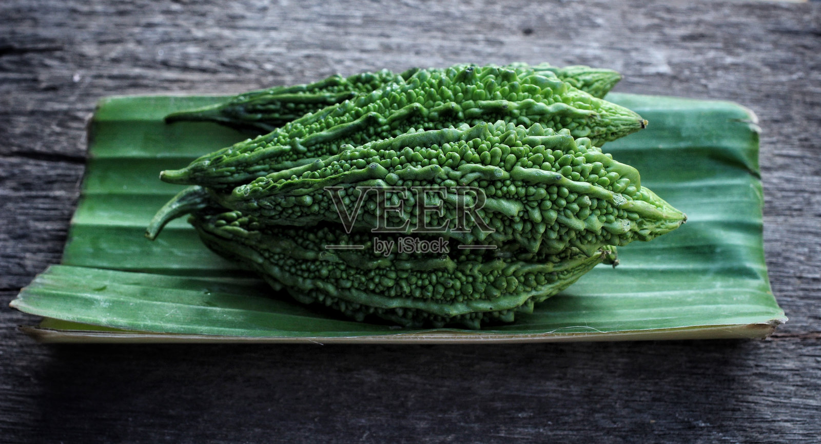 木质背景上的苦瓜照片摄影图片