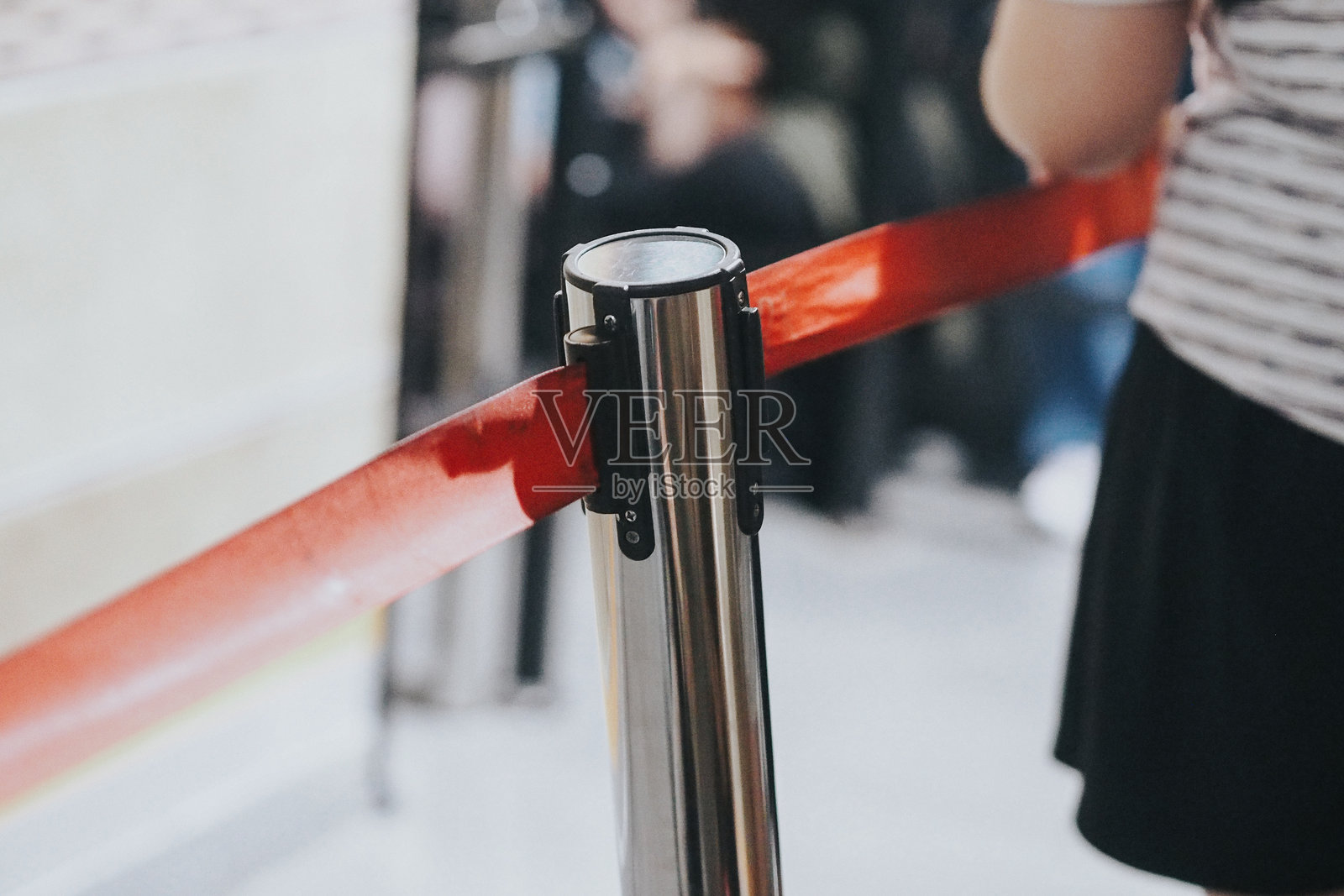 可移动可伸缩带式隔离栏,带可填充带子的人员管控隔离柱。排队用。照片摄影图片