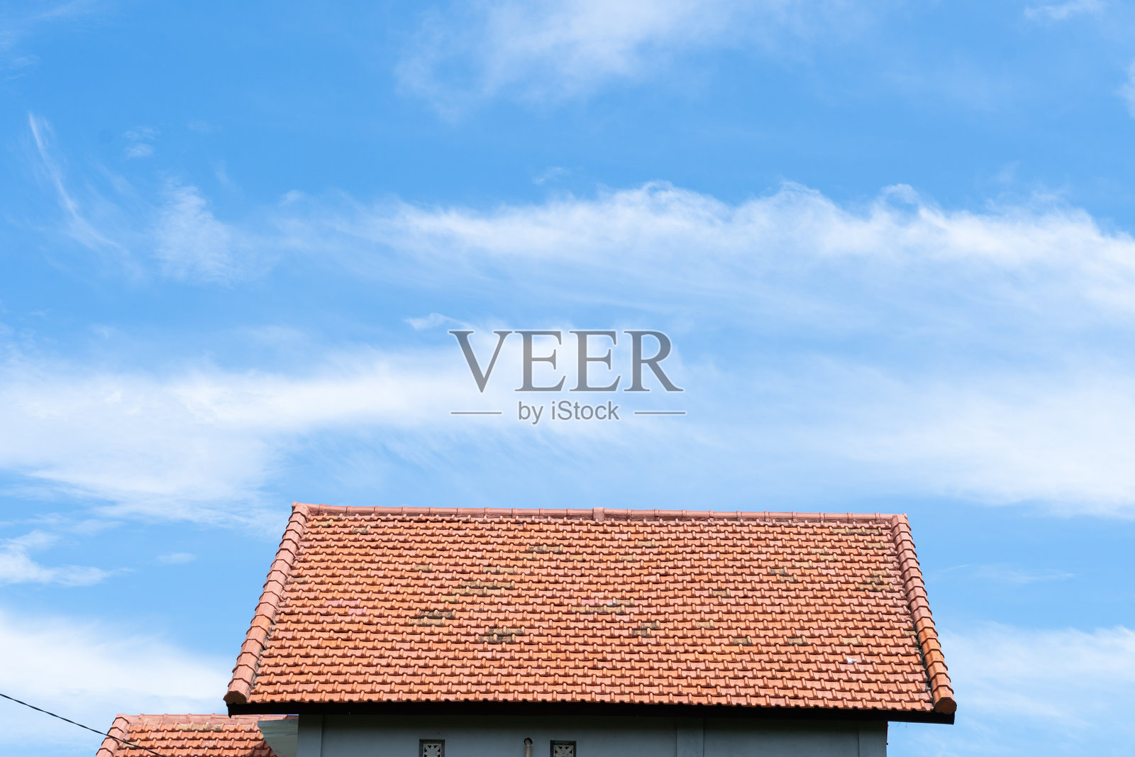 蓝天下的红瓦屋顶照片摄影图片