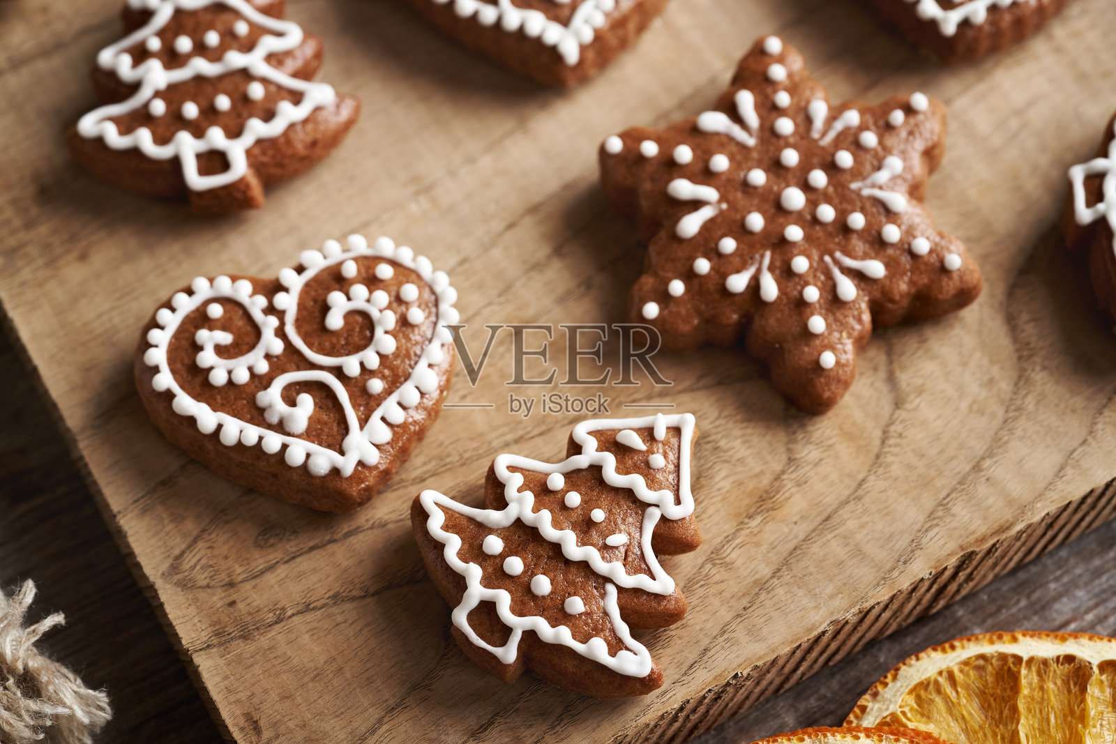 星形、心形和树形的自制姜饼圣诞饼干,装饰有白色糖霜照片摄影图片