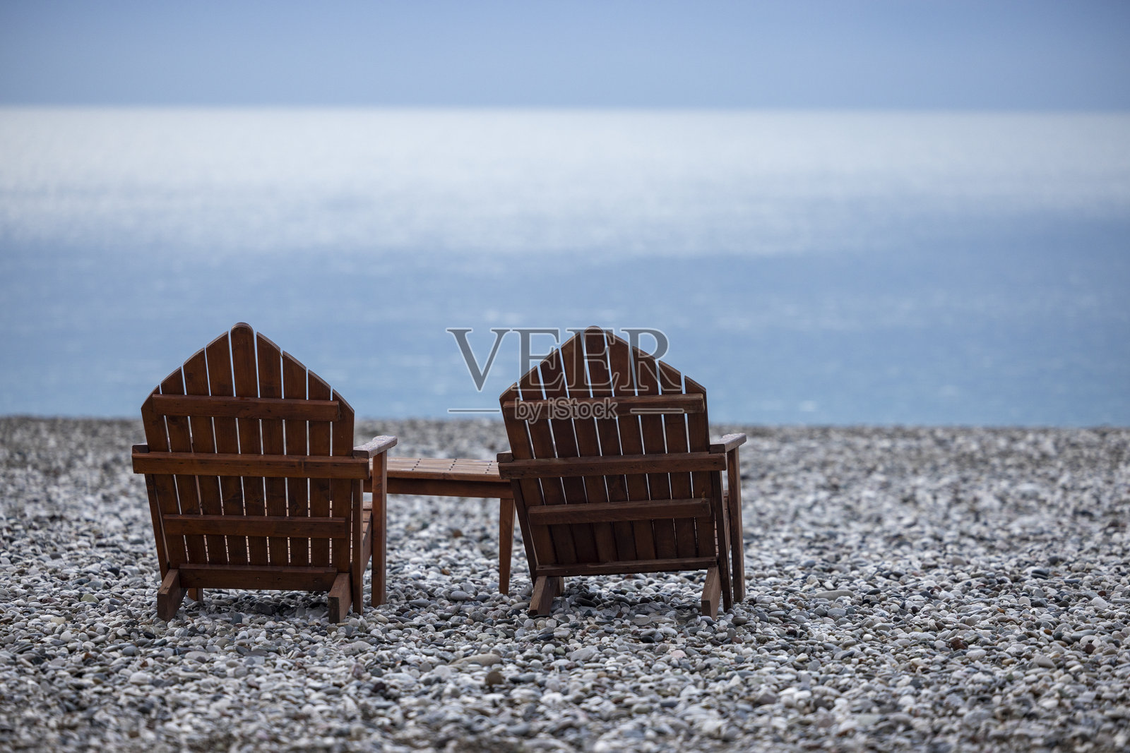 海滩上的木椅照片摄影图片