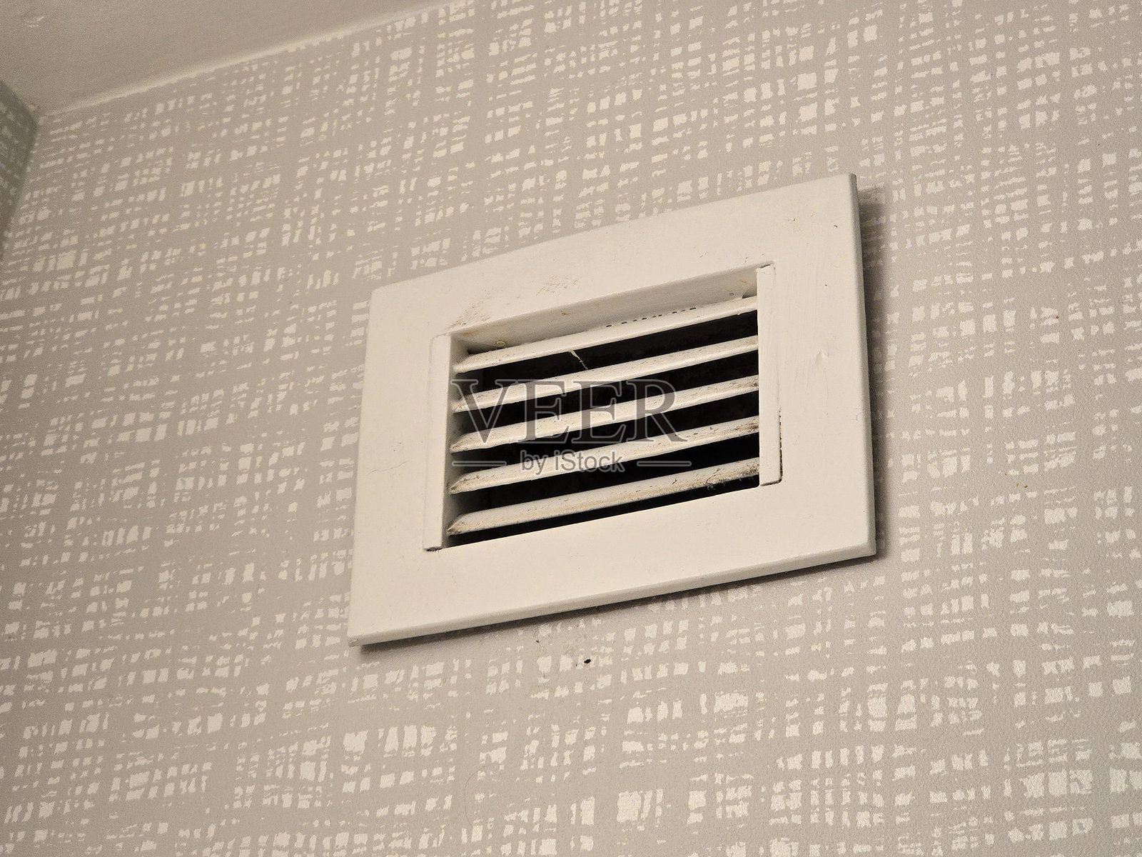 墙壁上的尘土飞扬的通风口照片摄影图片