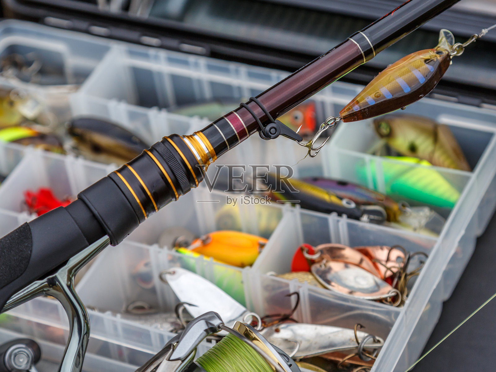 一个装满鱼饵和钓鱼装备的大渔夫工具箱。钓鱼饵和配件。钓鱼旋转。钓鱼饵套件。照片摄影图片