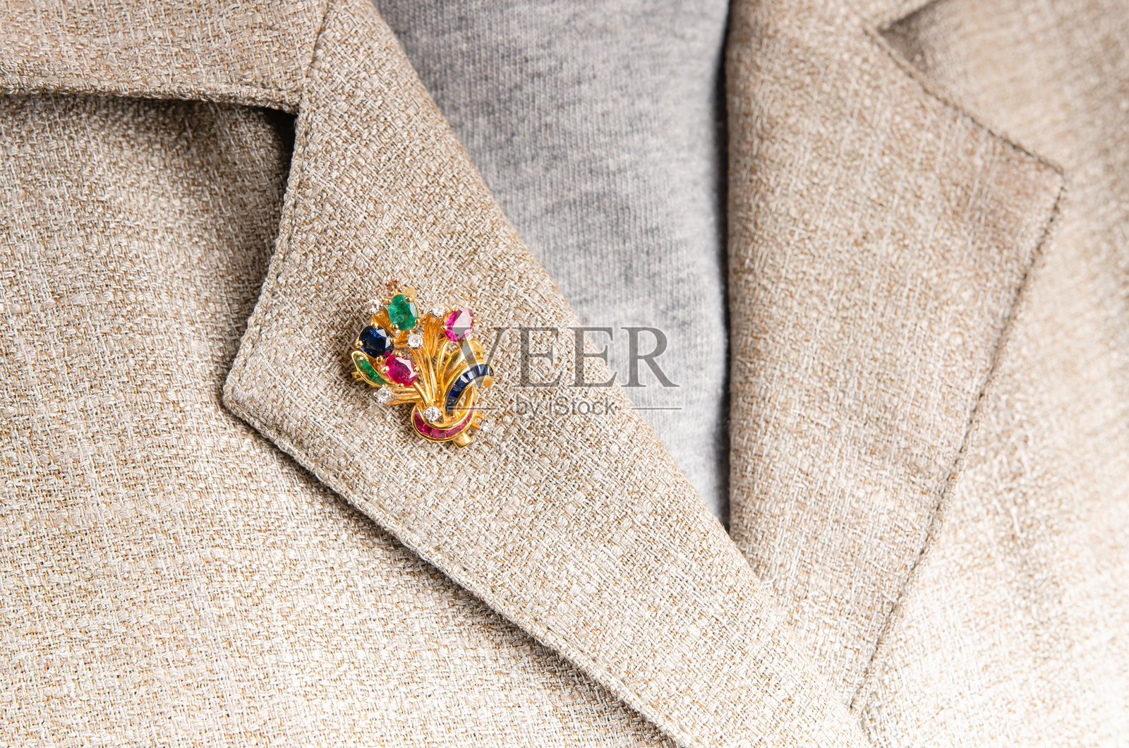 年轻女性佩戴时尚珠宝,白色背景特写照片摄影图片