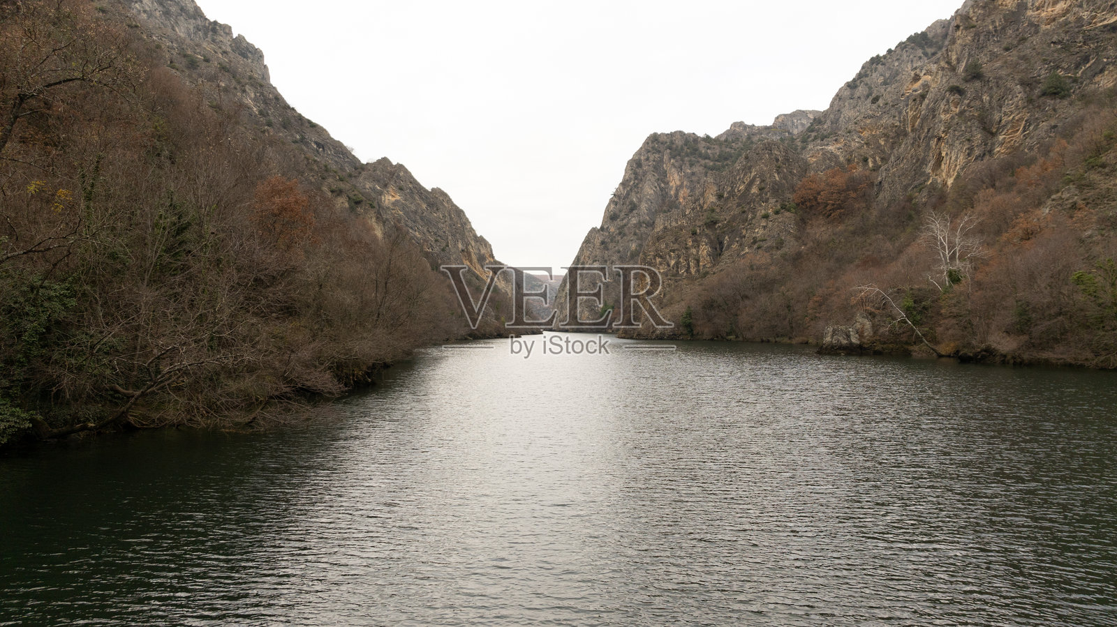 北马其顿马特卡峡谷的航拍镜头。飞越漫长的绿色马特卡峡谷。照片摄影图片