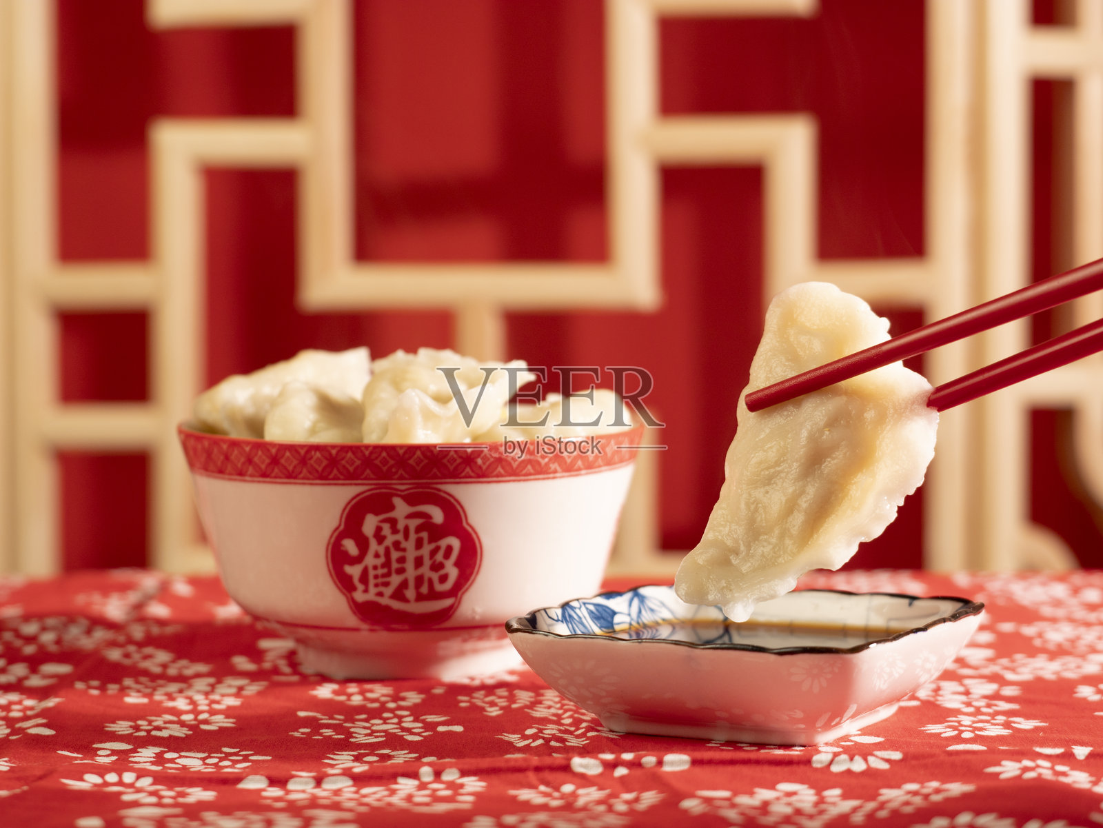 庆祝春节,享用饺子和饺子照片摄影图片