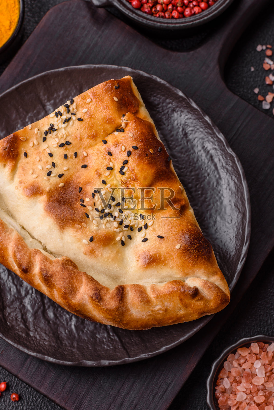 带香草的切布雷克肉馅饼,背景为混凝土。照片摄影图片